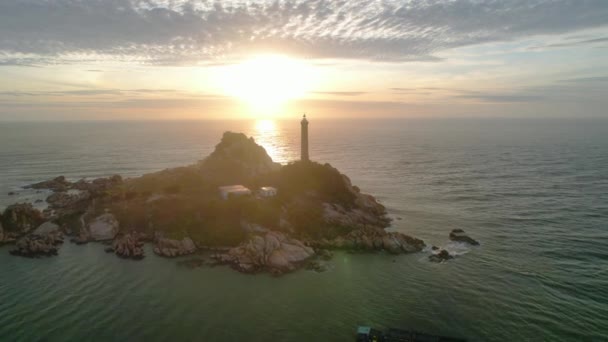 日の出の空に古代の灯台と小さな島の空中ビューは美しく 平和です これはベトナムの島にある唯一の古代の灯台です — ストック動画