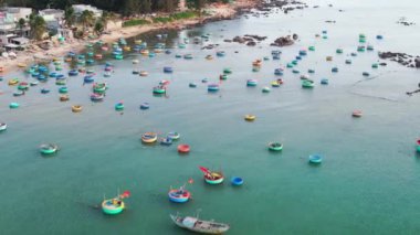 Güneş batımında Mui Ne 'nin hava manzaralı balıkçı köyü. Fırtınalardan korunmak için yüzlerce tekne demirli. Burası Vietnam' ın merkezinde güzel bir koy.