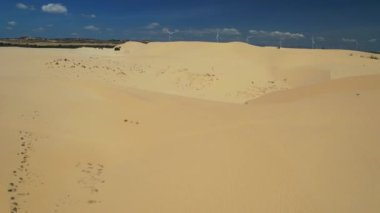 Mui Ne, Vietnam yakınlarındaki kum ve su arasında katı bir coğrafi zıtlık var. Vietnam 'ın Mui Ne Çölü, Güneydoğu Asya' da bir çöldür.