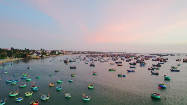 这是越南中部一个美丽的海湾 从空中俯瞰夕阳西下的梅内渔村 那里停泊着数以百计的船只 以躲避风暴 — 图库视频影像