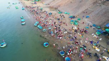 Mui Ne, Vietnam - 10 Şubat 2023: Mui Ne balık pazarı yukarıdan bakıldığında, deniz ürünleri alıp satmak için bir kıyı balıkçı köyü sabah pazarı Mui Ne, Vietnam