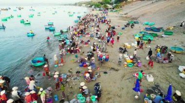 Mui Ne, Vietnam - 10 Şubat 2023: Mui Ne balık pazarı yukarıdan bakıldığında, deniz ürünleri alıp satmak için bir kıyı balıkçı köyü sabah pazarı Mui Ne, Vietnam