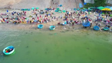 Mui Ne, Vietnam - 10 Şubat 2023: Mui Ne balık pazarı yukarıdan bakıldığında, deniz ürünleri alıp satmak için bir kıyı balıkçı köyü sabah pazarı Mui Ne, Vietnam