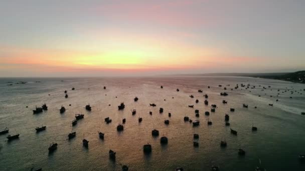 暴風雨を避けるために停泊ボートの数百人と日没の空にムイネー漁村の空中ビューは これはベトナム中央部の美しい湾です — ストック動画
