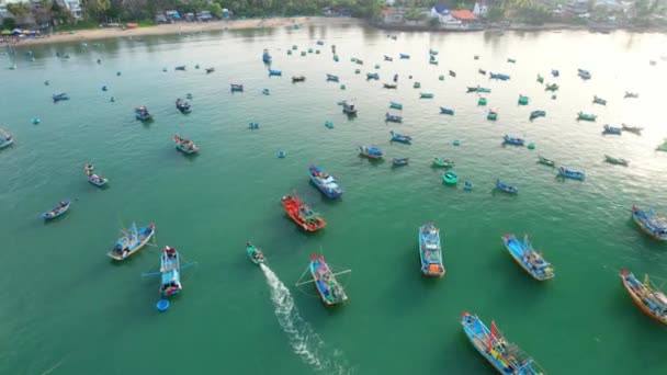 ベトナムのムイネ 2023年2月10日 ムイネ魚市場は 上記から見た ベトナムのムイネの中央地方のための魚介類を売買するために沿岸漁村の朝の市場 — ストック動画