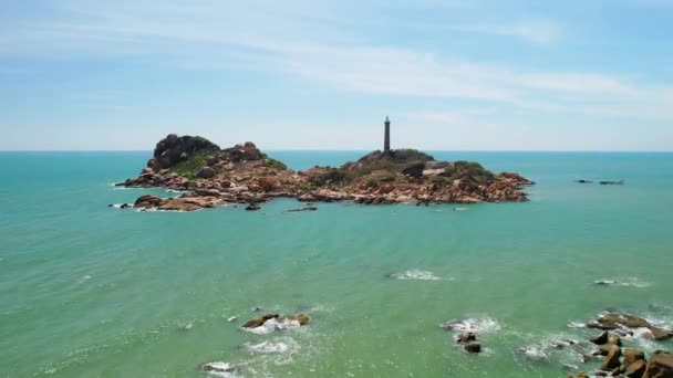 柯ガイン灯台は 上記から見た海岸近くの島に位置しています これはベトナムの中央海域で水を導くためにフランス時代に建てられた古代の灯台です — ストック動画