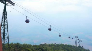 Vietnam 'daki Ba Den Dağı' nın tepesindeki teleferik alanına bakın. Güney bölgesindeki turistlerin ziyaret edeceği en yüksek yer.