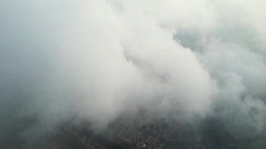 Güney Vietnam 'daki sisli gökyüzü ile Saigon şehir manzarası. Kentsel kalkınma dokusu, ulaşım altyapısı ve yeşil parklar