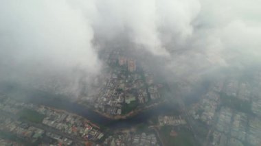 Güney Vietnam 'daki sisli gökyüzü ile Saigon şehir manzarası. Kentsel kalkınma dokusu, ulaşım altyapısı ve yeşil parklar