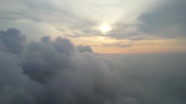 Güney Vietnam 'daki sisli gökyüzü ile Saigon şehir manzarası. Kentsel kalkınma dokusu, ulaşım altyapısı ve yeşil parklar