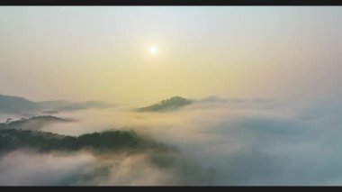 Sabah Da Lat kenti yakınlarındaki Xuan Tho banliyösünün havadan görünüşü ve Vietnam dağlarında sisli bir gökyüzü. Kentsel kalkınma dokusu, ulaşım altyapısı, tarım serası