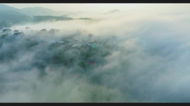 Sabah Da Lat kenti yakınlarındaki Xuan Tho banliyösünün havadan görünüşü ve Vietnam dağlarında sisli bir gökyüzü. Kentsel kalkınma dokusu, ulaşım altyapısı, tarım serası