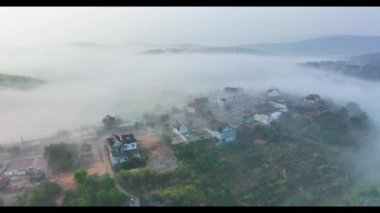 Sabah Da Lat kenti yakınlarındaki Xuan Tho banliyösünün havadan görünüşü ve Vietnam dağlarında sisli bir gökyüzü. Kentsel kalkınma dokusu, ulaşım altyapısı, tarım serası