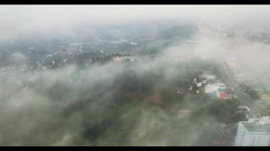 Vietnam dağlarında sisli gökyüzü olan Bao Loc şehir manzarası. Kentsel kalkınma dokusu, ulaşım altyapısı ve yeşil parklar