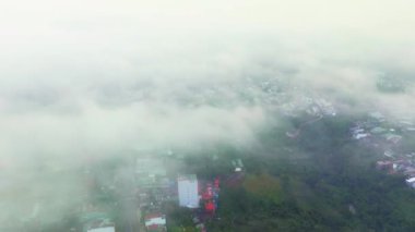 Vietnam dağlarında sisli bir gökyüzü olan Bao Loc şehrinin hava görüntüsü sabah sona eriyor. Kentsel kalkınma dokusu, ulaşım altyapısı ve yeşil parklar