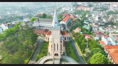 Da Lat, Vietnam - 12 Nisan 2023: Bir sabah Katedral tavuğunun dışındaki hava manzarası. Eski Fransız mimarisi, kilise cemaatini hafta sonu Da Lat, Vietnam 'da barış için dua etmeye çeker.