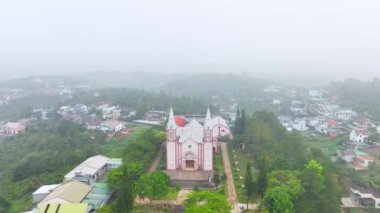 Sisli bir sabahta Bao Loc yakınlarındaki küçük bir kilise cemaatin gelip aileleri için barış için dua edeceği bir yer.