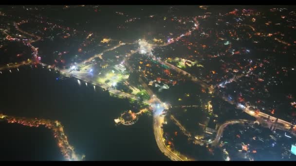 越南达拉特市 2023年4月12日 达拉特市的夜晚 闪亮的酒店 简洁的交通系统吸引游客周末到越南达拉特市观光 — 图库视频影像