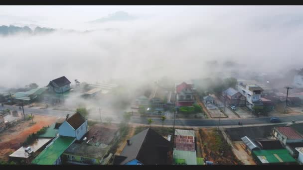 黎明时分 鸟瞰了大拉特市附近的宣涛郊区 在越南的高原上 天空多雾 城市发展结构 交通基础设施 农业温室 — 图库视频影像