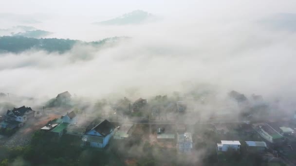 아침에 베트남 지대에 안개낀 하늘을 배경으로 근처에 지역을 공중에서 수있었다 — 비디오