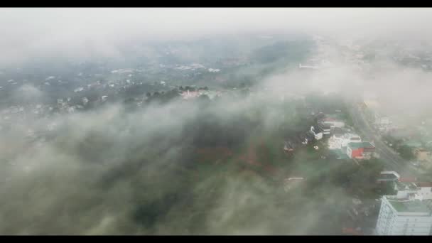 在越南高原地区 晨雾弥漫的天空下 鸟瞰宝路的城市景观 城市发展结构 交通运输基础设施和绿色公园 — 图库视频影像