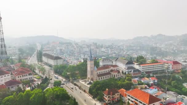 大拉特 2023年4月12日 一个早晨在大教堂外面的空中观景 上周末 在越南达拉特 古老的法国建筑吸引了教区居民为和平祈祷 — 图库视频影像