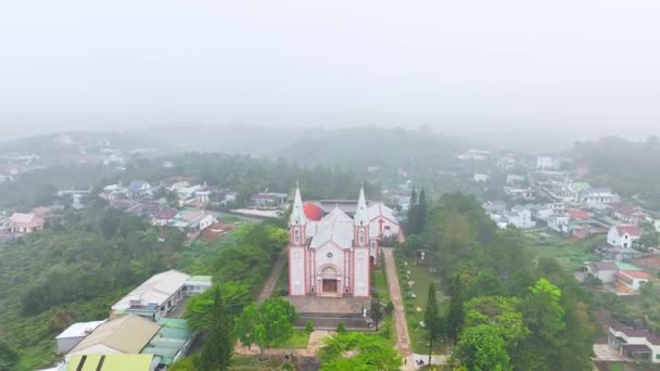 Sisli Bir Sabahta Bao Loc Yakınlarındaki Küçük Bir Kilise Cemaatin — Stok video