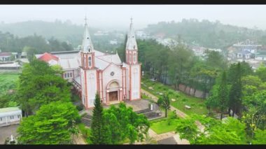 Sisli bir sabahta Bao Loc yakınlarındaki küçük bir kilise cemaatin gelip aileleri için barış için dua edeceği bir yer.