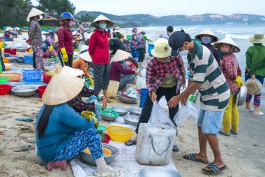 Mui Ne, Vietnam - 1 Temmuz 2022: Mui Ne balık pazarı, Vietnam 'ın orta kesimindeki Mui Ne eyaletleri için deniz ürünleri alıp satmak için bir kıyı balıkçılığı köyü