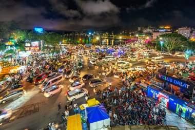 Da lat, Vietnam - 8 Temmuz 2022: Da Lat şehri güzel turizm merkezi dağlık Vietnam 'da. Kentsel gelişim dokusu, yeşil parklar ve göl Da Lat, Vietnam
