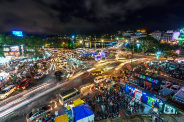 Da lat, Vietnam - 8 Temmuz 2022: Da Lat şehri güzel turizm merkezi dağlık Vietnam 'da. Kentsel gelişim dokusu, yeşil parklar ve göl Da Lat, Vietnam