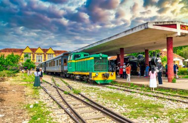 Da lat, Vietnam - 8 Temmuz 2022: Antik tren istasyonu, güneşli sonbaharda Fransız mimarisi turistleri ziyaret etmek için cezbediyor.