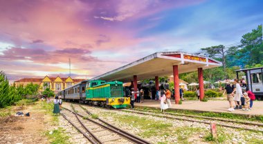 Da lat, Vietnam - 8 Temmuz 2022: Antik tren istasyonu, güneşli sonbaharda Fransız mimarisi turistleri ziyaret etmek için cezbediyor.