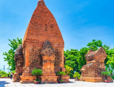 Nha Trang, Vietnam 'daki Ponagar Kulesi. Bu Champa halkının 12. yüzyılda Vietnam 'da milli mimari sanat abidesi olarak kabul edilen terracotta ile inşa ettiği sanatsal bir mimari çalışmadır.