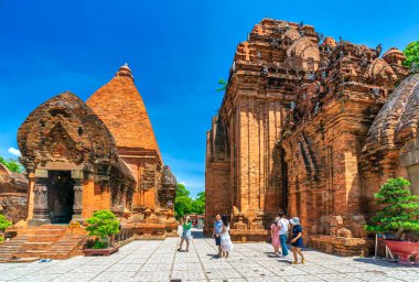 Nha Trang, Vietnam 'daki Ponagar Kulesi. Bu Champa halkının 12. yüzyılda Vietnam 'da milli mimari sanat abidesi olarak kabul edilen terracotta ile inşa ettiği sanatsal bir mimari çalışmadır.