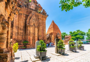 Nha Trang, Vietnam 'daki Ponagar Kulesi. Bu Champa halkının 12. yüzyılda Vietnam 'da milli mimari sanat abidesi olarak kabul edilen terracotta ile inşa ettiği sanatsal bir mimari çalışmadır.