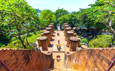 Nha Trang, Vietnam 'daki Ponagar Kulesi. Bu Champa halkının 12. yüzyılda Vietnam 'da milli mimari sanat abidesi olarak kabul edilen terracotta ile inşa ettiği sanatsal bir mimari çalışmadır.