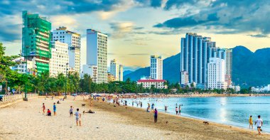 Nha Trang, Vietnam - 4 Temmuz 2022: Sabah Nha Trang kıyı kenti, güzel kıyı şeridi. Burası Vietnam 'ın ortasında dinlenmek isteyen bir şehir.