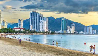 Nha Trang, Vietnam - 4 Temmuz 2022: Sabah Nha Trang kıyı kenti, güzel kıyı şeridi. Burası Vietnam 'ın ortasında dinlenmek isteyen bir şehir.