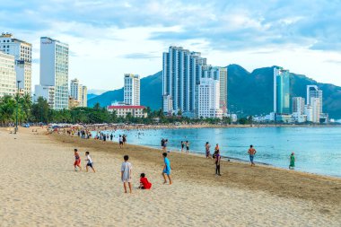 Nha Trang, Vietnam - 4 Temmuz 2022: Sabah Nha Trang kıyı kenti, güzel kıyı şeridi. Burası Vietnam 'ın ortasında dinlenmek isteyen bir şehir.