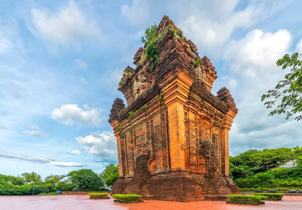 Phu Yen, Vietnam 'daki hava manzaralı Nhan Kulesi. Bu Champa halkının 12. yüzyılda Vietnam 'da milli mimari sanat abidesi olarak kabul edilen terracotta ile inşa ettiği sanatsal bir mimari çalışmadır.