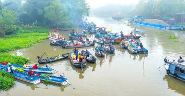 Can Tho, Vietnam - 12 Ocak 2023: Çiftçiler Phong Dien 'de kalabalık satın aldılar yüzer pazar sabah tarım ürünleri Can Tho, Vietnam' da geleneksel yeni yıla hizmet ediyor