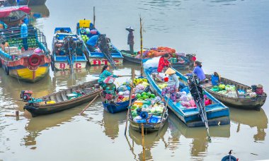 Can Tho, Vietnam - 12 Ocak 2023: Çiftçiler Phong Dien 'de kalabalık satın aldılar yüzer pazar sabah tarım ürünleri Can Tho, Vietnam' da geleneksel yeni yıla hizmet ediyor