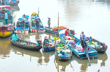 Can Tho, Vietnam - 12 Ocak 2023: Çiftçiler Phong Dien 'de kalabalık satın aldılar yüzer pazar sabah tarım ürünleri Can Tho, Vietnam' da geleneksel yeni yıla hizmet ediyor