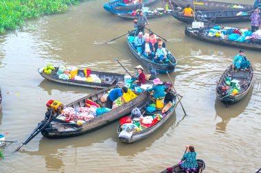 Can Tho, Vietnam - 12 Ocak 2023: Çiftçiler Phong Dien 'de kalabalık satın aldılar yüzer pazar sabah tarım ürünleri Can Tho, Vietnam' da geleneksel yeni yıla hizmet ediyor