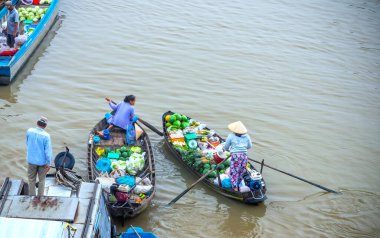Can Tho, Vietnam - 12 Ocak 2023: Çiftçiler Phong Dien 'de kalabalık satın aldılar yüzer pazar sabah tarım ürünleri Can Tho, Vietnam' da geleneksel yeni yıla hizmet ediyor
