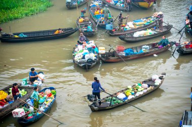 Can Tho, Vietnam - 12 Ocak 2023: Çiftçiler Phong Dien 'de kalabalık satın aldılar yüzer pazar sabah tarım ürünleri Can Tho, Vietnam' da geleneksel yeni yıla hizmet ediyor