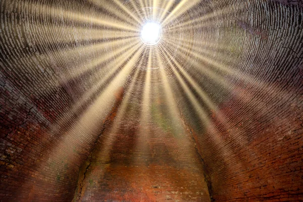 Luz Solar Abstrato Através Forno Tijolo Abandonado Velho Cria Olhar — Fotografia de Stock