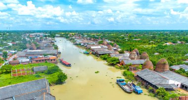 Vinh Long 'daki Mang Thit tuğla fırınının hava görüntüsü. Geleneksel Vietnamlıların yapımında kullanılan yanmış kil tuğlaları. Mekong Deltası, Vinh Long, Vietnam