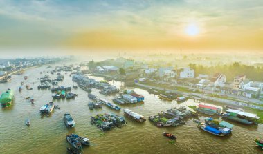 Cai Rang yüzen pazarı, Can Tho, Vietnam, hava manzarası, gündoğumu arka planı. Cai Rang, Vietnam 'ın mekong deltasında ünlü bir pazardır..